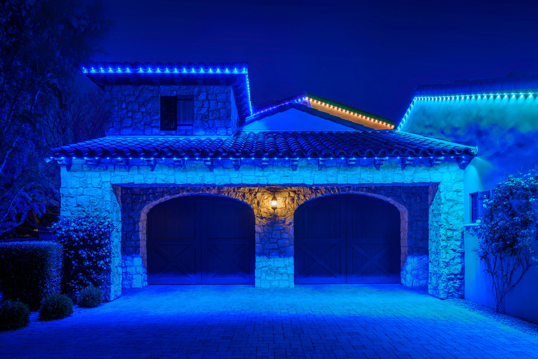 Blue permanent roofline lighting on a Chandler, AZ estate at night